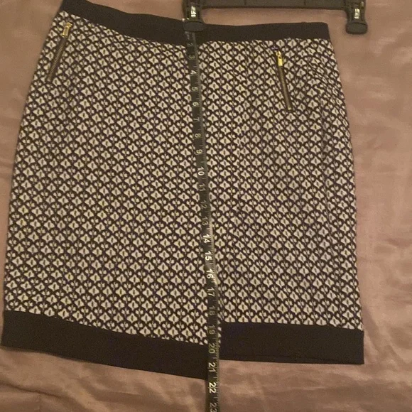 Black and white skirt - Picture 5 of 5